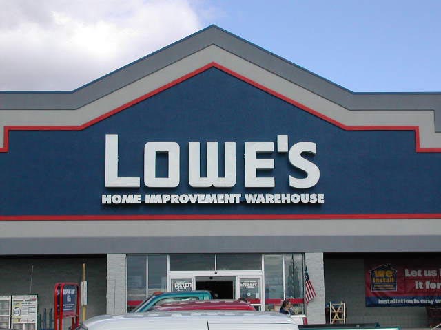 Lowes opens in Oneida